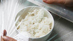 為什么有些保鮮膜包產(chǎn)品后感覺有霧氣？